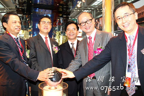 领导和嘉宾共同为翠绿揭幕（从左往右分别为翠绿公司董事长黄炳标、国土资源部原部长、中国珠宝玉石首饰行业协会会长孙文盛、深圳市黄金珠宝首饰行业协会会长许锦池、世界黄金协会远东区董事总经理郑良豪、世界黄金协会大中华区总经理王立新）