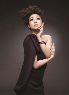 Piaget 特别请来气质非凡的林忆莲为Limelight Jazz Party 系列拍摄一辑宣传硬照，低调中见雍容气度的感觉贯彻一系列的照片中。
