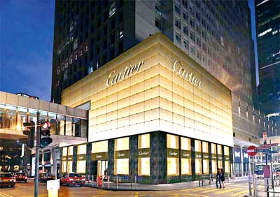 亚洲旗舰店的17米高巨型泛光幕墙，会随日夜而调节不同光度，展现Cartier独特的优雅气质。
