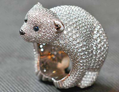 Bear北极熊K白金、钻石、蓝宝石及缟玛瑙戒指。