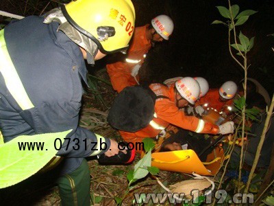 消防员正在奋力抢救受伤人员  