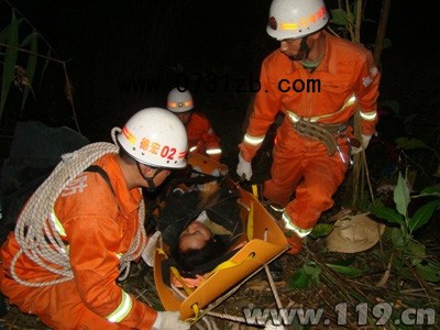 受伤人员被抬上公路  