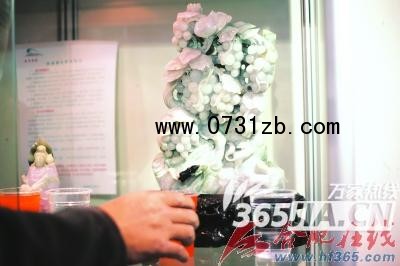 珠宝展各色宝贝琳琅满目 “粉丝”川流不息