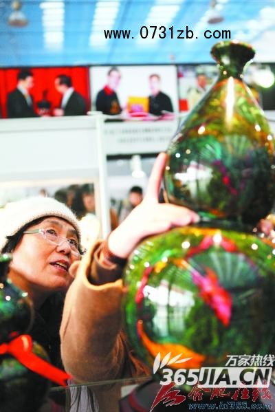 珠宝展各色宝贝琳琅满目 “粉丝”川流不息