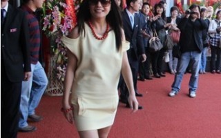 赵薇低调亮相天雅珠宝城 回应无稽丑闻