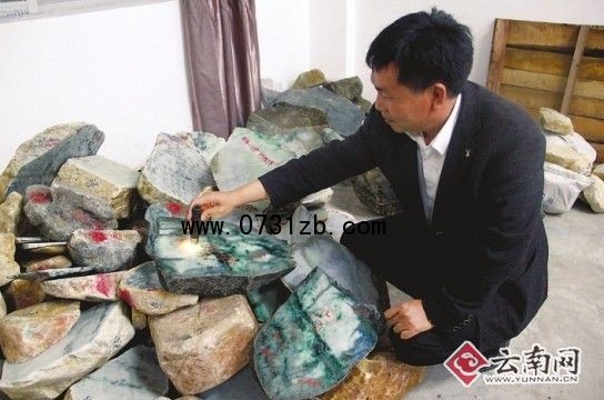 何成勇在打量玉石