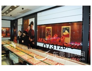 专业“劫匪”凌晨暴劫石排珠宝店