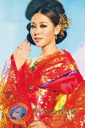 　　９月１６日晚，“水贝珠宝炫彩夜”上演华昌彩宝秀。