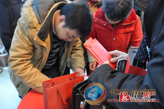 免费领取现金红包的市民