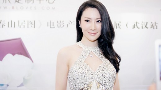 石天琦亮相珠宝活动 华美钻饰点缀性感礼服