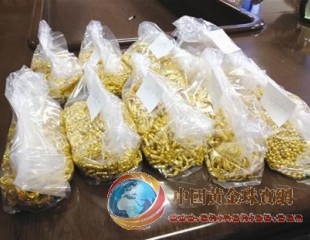 快递员顺走16公斤黄金躲进山洞