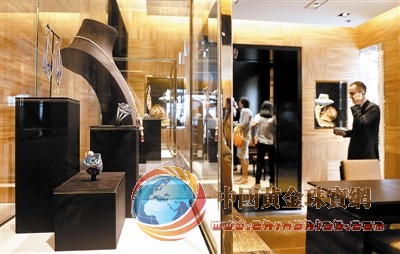 7月2日，全球第一大奢侈品制造商路易威登在巴黎旺多姆广场开设旗下首家珠宝店。新华/法新