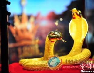 6公斤重的黄金蛇亮相沈阳珠宝展