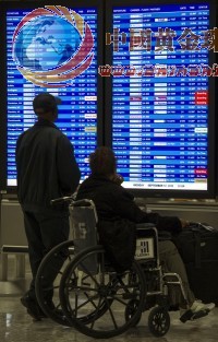 油价急挫震动市场 黄金避险魅力限制跌幅