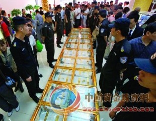 南京一珠宝交易市场开业 400公斤黄金铺道