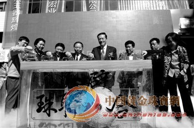 昨天，北京工美与北京玉器厂合并仪式在京举行。本报记者胡雪柏摄欢迎登录各大iPhone、Android手机应用平台免费下载并使用“京华云拍”，观看原创视频。