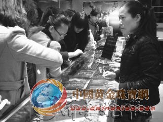 　　黄金饰品的专柜前挤满了购买者。　本报记者　马明　摄