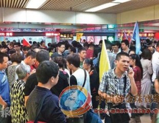 内地客赴港挤爆金行致缺货 珠宝名表店遇冷