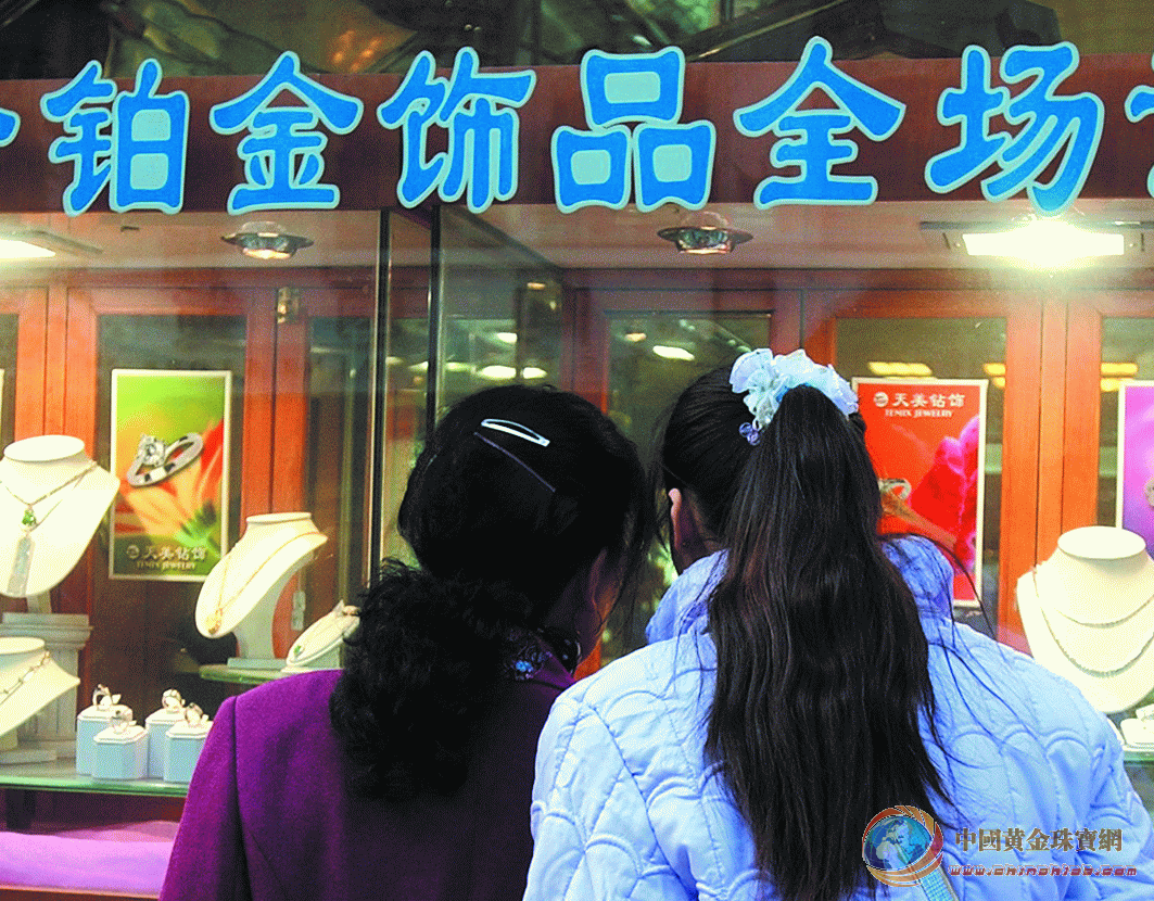铂金已成为中国新娘心目中不可或缺的婚戒金属材质。张衡年/摄影