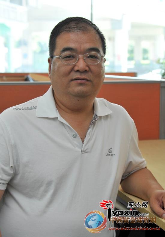 图为新疆质检院金银珠宝研究所所长李新岭。