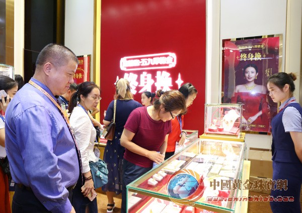 图片5鑫囍缘五九厚德金终身换项目亮相珠宝展引爆加盟浪潮.jpg