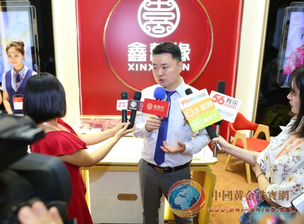 图片1：德诚集团鑫囍缘珠宝常务副总经理邵军先生接受众多媒体采访.jpg