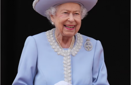 英国女王登基70周年庆典——那些女王独爱的铂金胸针