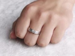 女生左手中指带戒指什么意思？男女生左手中指戴戒指的含义