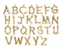 Céline推出Alphabet挂坠系列：竹枝字母表