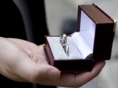 结婚戒指一般买什么金好？