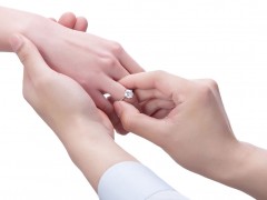 订婚钻戒的含义都有哪些？订婚钻戒可不是随便戴戴就可以