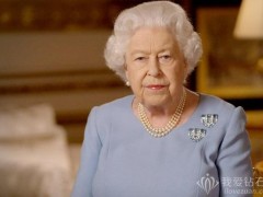 英女王佩戴宝诗龙特别订制胸针发表全国演讲