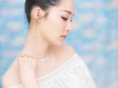 张碧晨、李沁佩戴戴比尔斯珠宝亮相国剧盛典