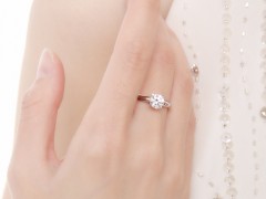 艾薇儿闪耀14克拉钻戒 欧美明星订婚钻戒大比拼