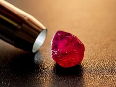 莫桑比克发现全球最大宝石级红宝石原石，重达101c