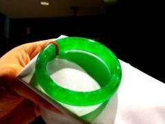 实例分析：翡翠裂纹与石纹对翡翠价值的影响