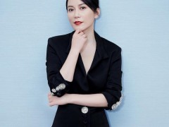 俞飞鸿佩戴戴比尔斯珠宝亮相某活动