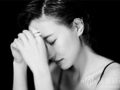 焦俊艳佩戴TASAKI（塔思琦）珠宝亮相活动现场
