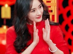 杨幂佩戴伯爵珠宝亮相2019北京台春晚录制