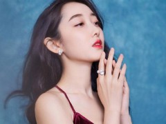 蒋梦婕佩戴御木本珠宝优雅亮相