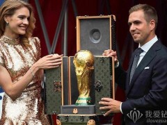娜塔莉·沃迪亚诺娃佩萧邦珠宝携大力神杯现身2018世界杯决赛