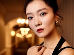 齐溪佩戴伯爵珠宝出席亚洲电影大奖