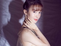 金晨佩戴戴比尔斯珠宝现身时尚盛典