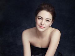 张榕容佩戴伯爵珠宝现身《妖猫传》首映礼