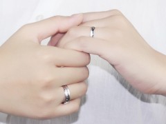 结婚对戒应该谁来买？