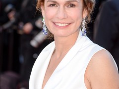 Sandrine Bonnaire佩戴CHAUMET Hortensia 绣球花耳环亮相红毯