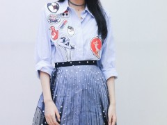 孙怡佩戴施华洛世奇饰品录制快乐大本营 展现青春时尚风采