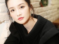 李沁亮相活动 钻石珠宝明亮惹眼