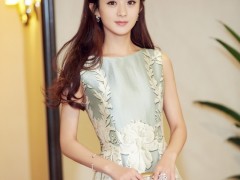 赵丽颖佩戴伯爵珠宝出席腾讯星光大赏 光彩照人