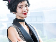 金晨佩戴戴比尔斯珠宝现身北京国际马术大师赛 英姿飒爽惊艳亮相